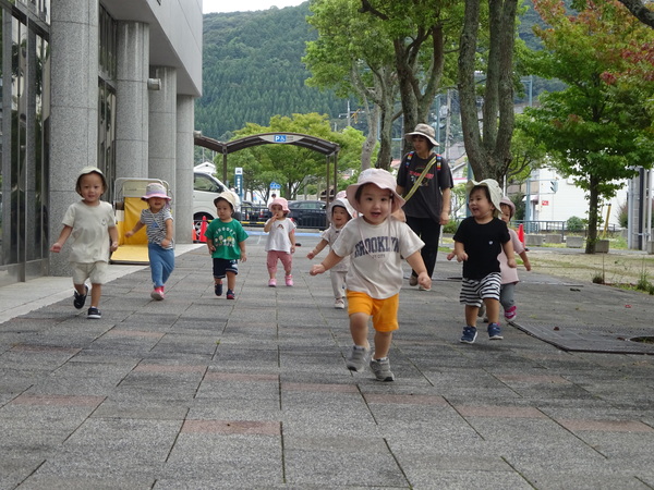 かけっこをしている子どもたち (1)