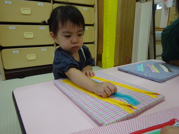ファスナーの玩具で遊ぶ子ども (2)