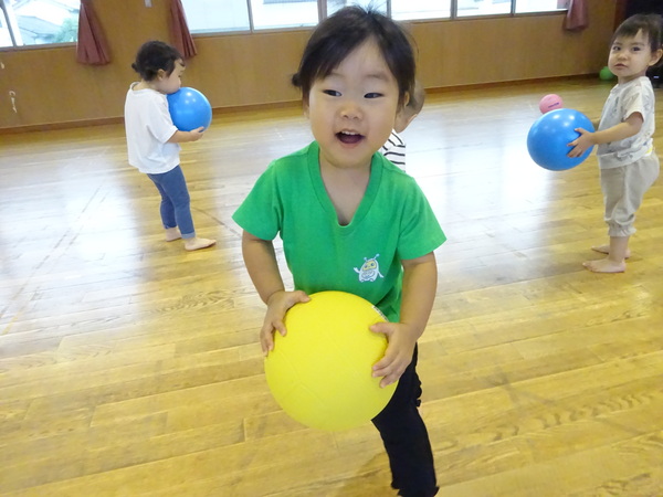 ボール遊びを楽しむ子ども (2)