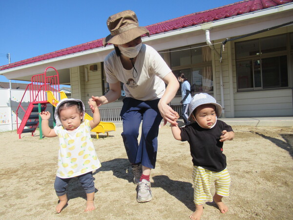 幼児園庭で遊んでいる (2)