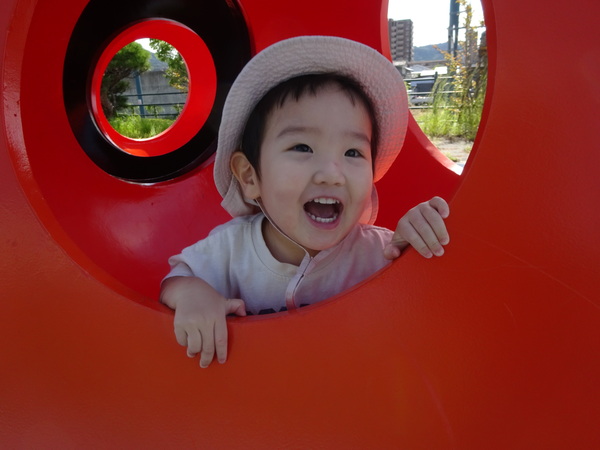 外遊ぼを楽しむこども (2)