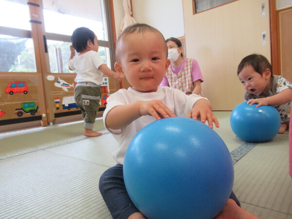 ボールで遊ぶ子ども