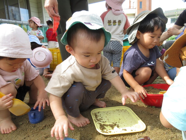 園庭で遊んでいる (3)