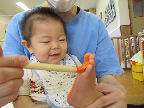 足型製作をする子ども