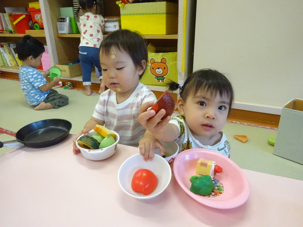 ままごとをしている子どもたち