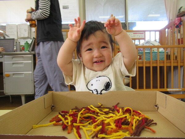 製作をする子ども