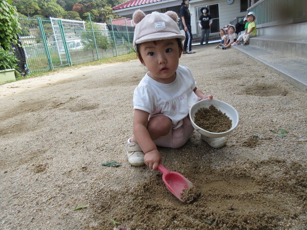 砂遊びをしている