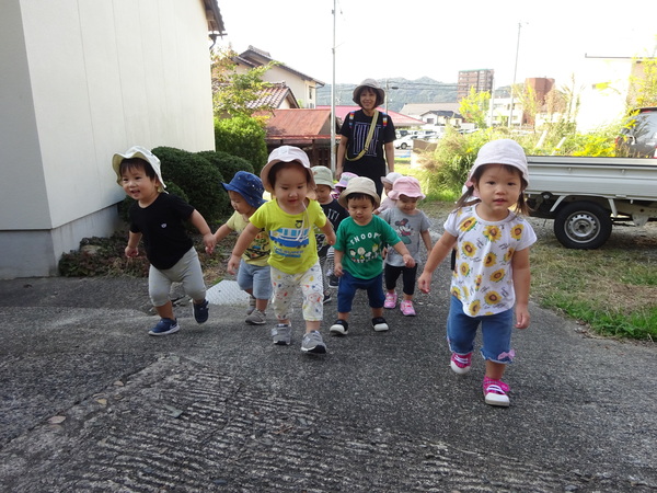 散歩をしている子どもたち (2)