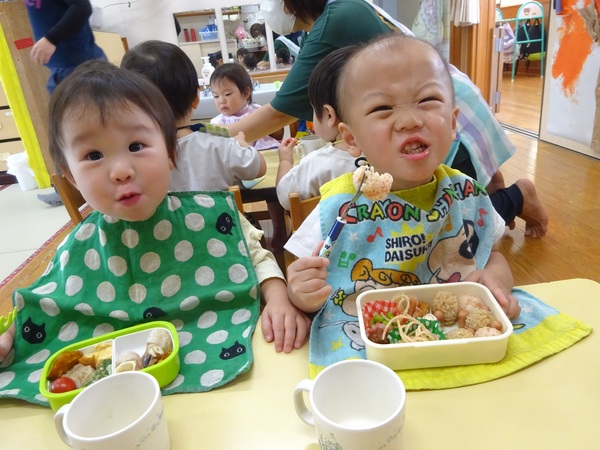 お弁当を食べている子どもたち (1)