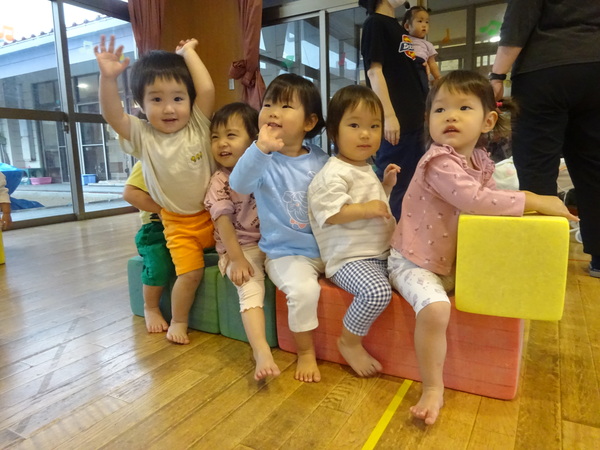 遊戯室で遊ぶ子ども (8)