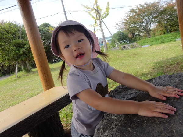 広場で遊ぶ子ども (3)