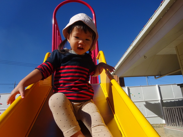 幼児園庭で遊んでいる子ども (3)