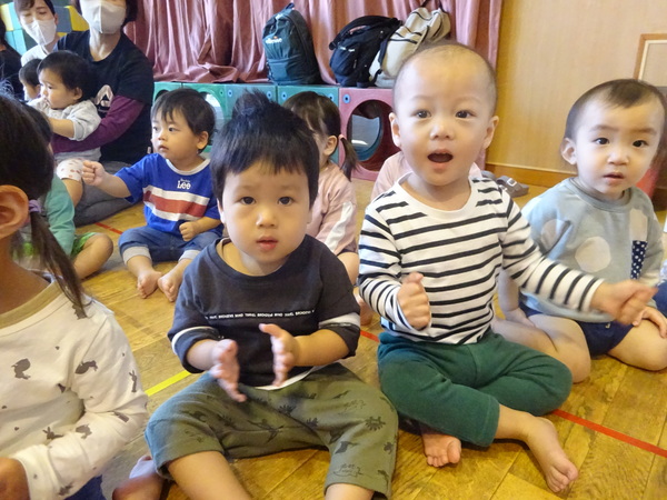 コンサートを楽しんでいる子どもたち (2)