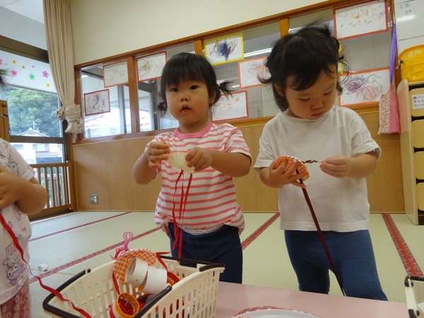 製作をする子ども (2)