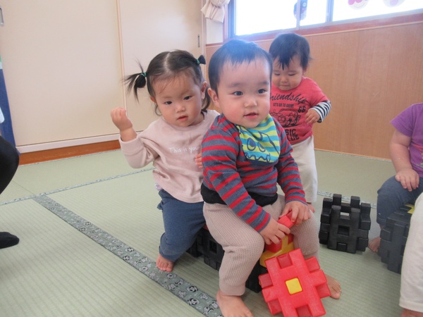 室内で自由遊びをする様子 (8)