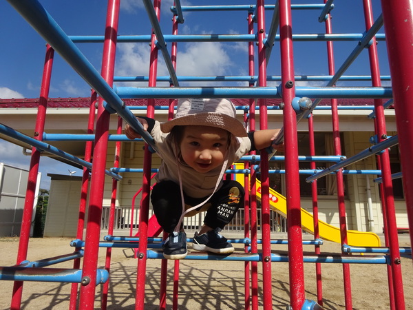 ジャングルジムで遊んでいる子ども (1)