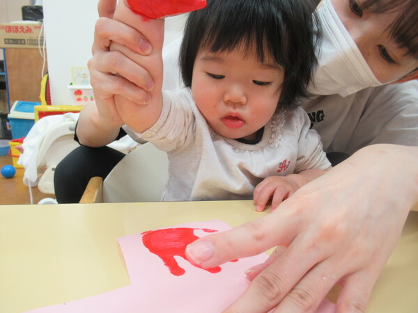 製作をする子ども (5)