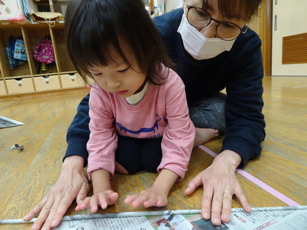 新聞紙遊び (2)