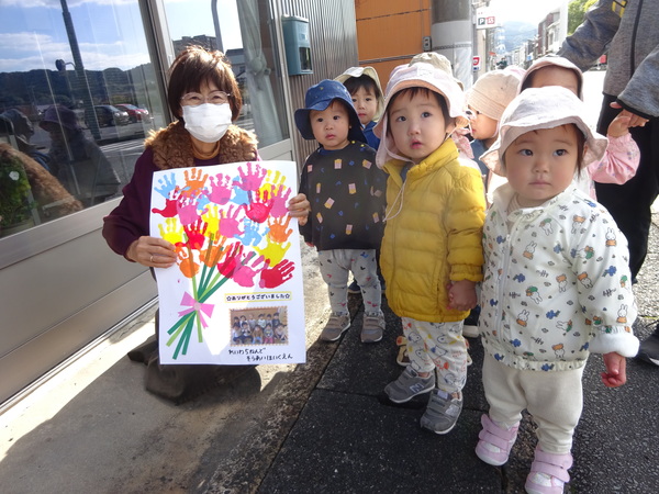 散歩を楽しむ子ども (1)