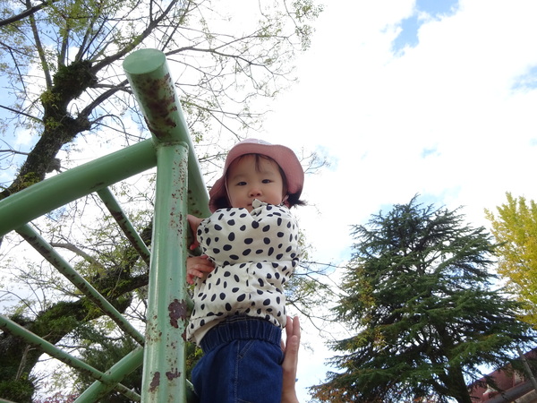 肋木で遊んでいる子ども (3)