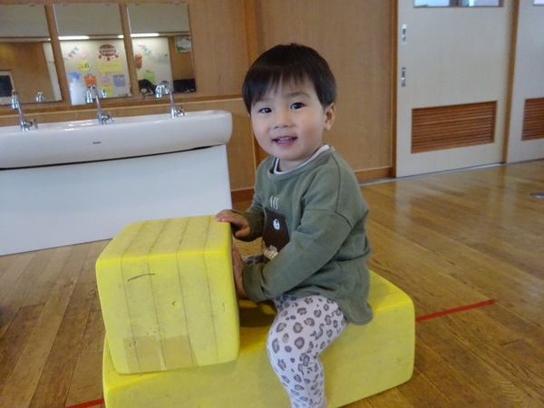 遊戯室遊ぶ子ども (12)