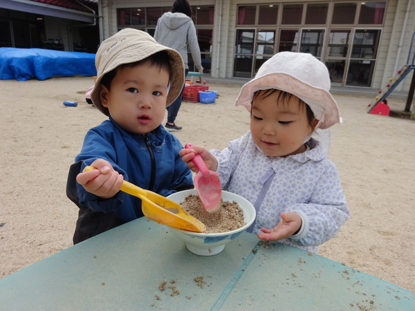 ごちそう作りをしている子ども (3)