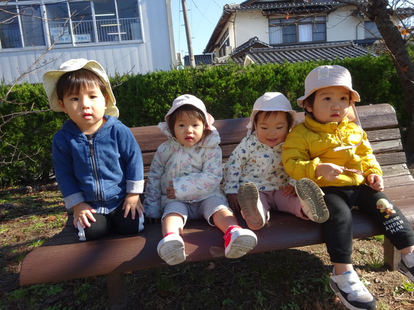 市民会館で遊ぶ子ども (1)