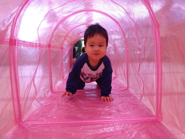 トンネルで遊ぶ子ども (3)
