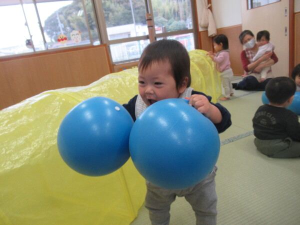 ボールで遊んでいる様子 (10)