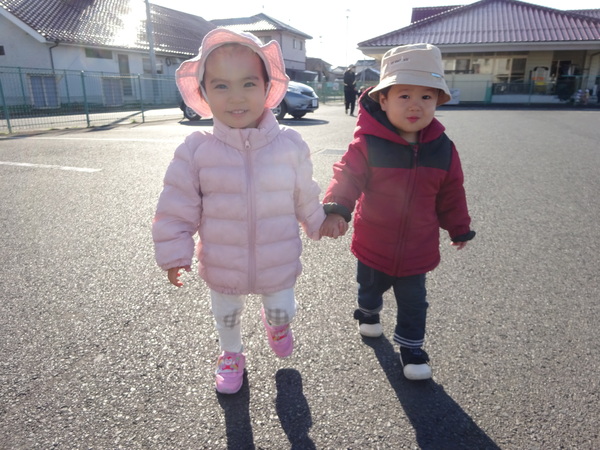 手を繋いで歩く子ども (2)