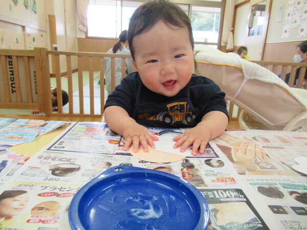 製作をする子ども (1)