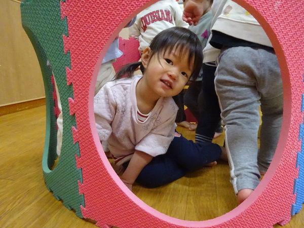 プラポイントで遊んでいる子ども (4)