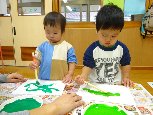 製作をしている子ども (1)