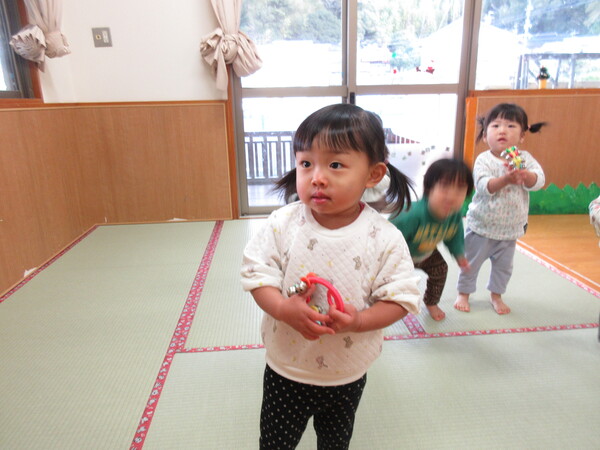 鈴で遊んでいる (1)