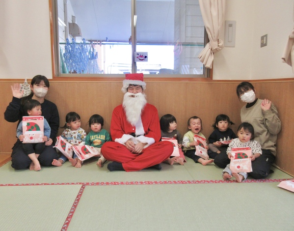 サンタさんと一緒に集合写真