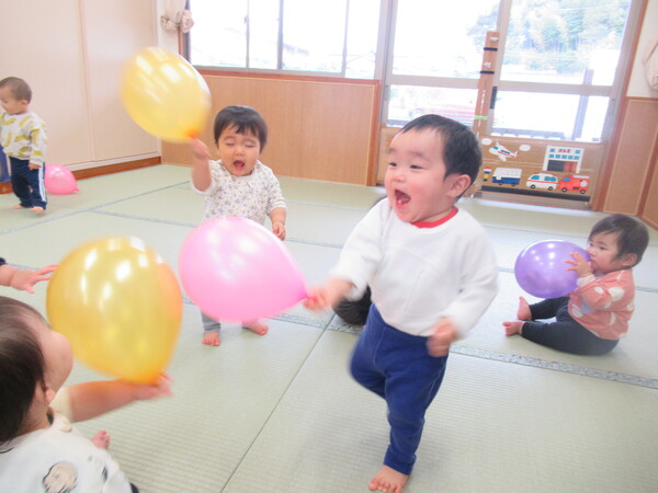 ふうせんで遊んでいる様子 (1)