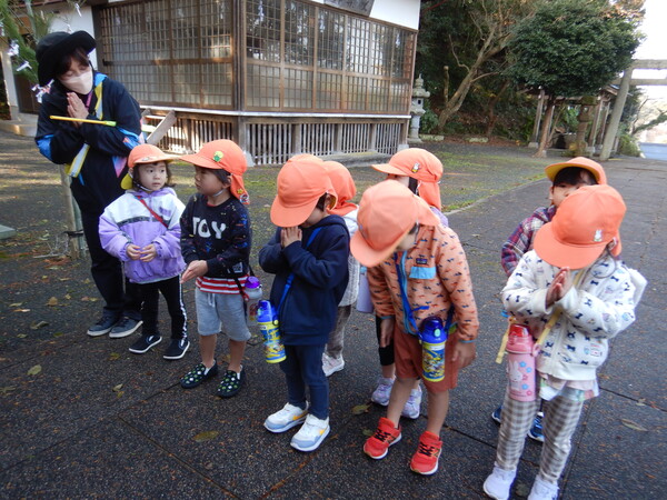 初詣をする子どもたち