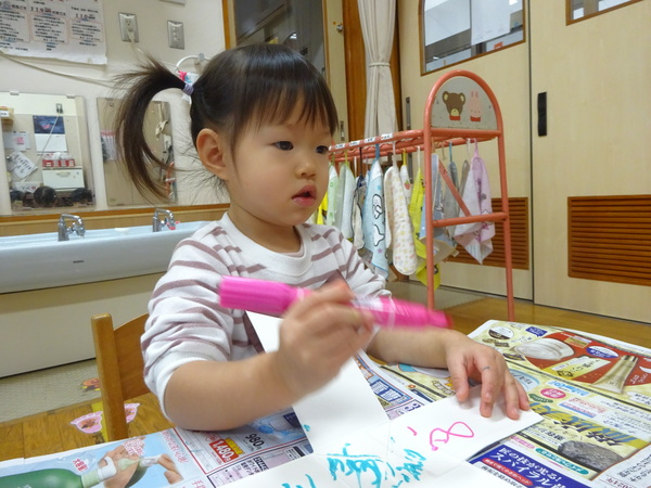 駒の製作を楽しむ子ども (4)