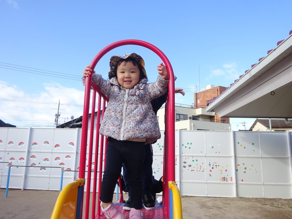 滑り台で遊ぶ子ども (2)