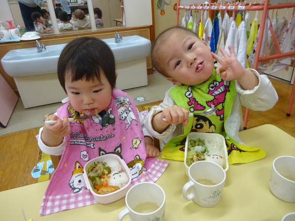 お弁当ごっこを楽しむ子ども (10)