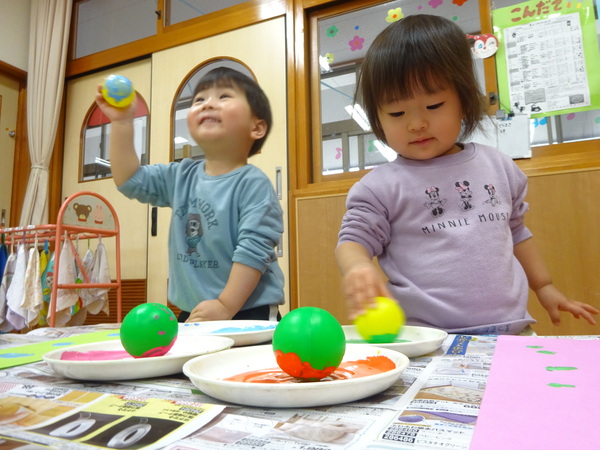 製作をする子ども (2)