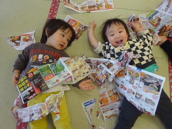 広告で遊ぶ子ども (5)
