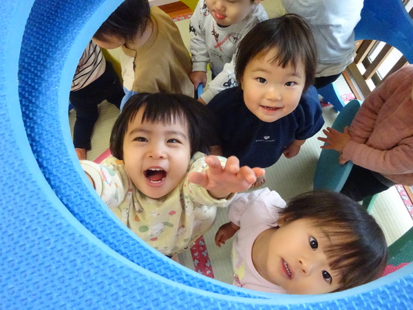 プラポイントで遊ぶ子ども (7)