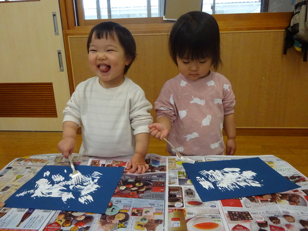 製作をしている子どもたち (1)