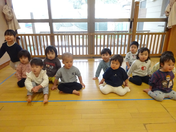 みかん組で遊ぶこどもたち