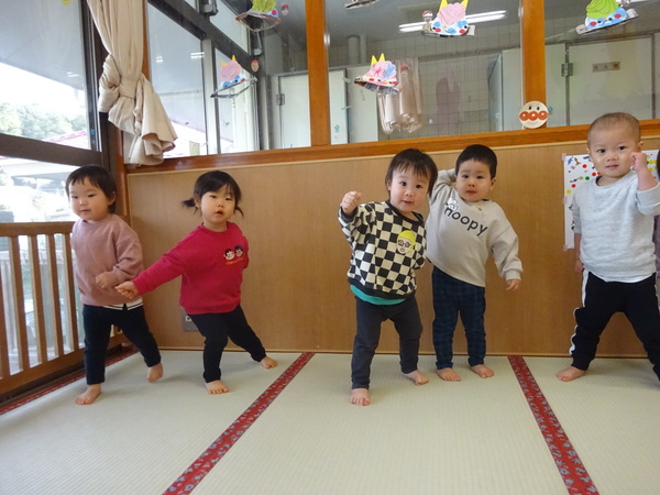 絵合わせカードで遊ぶ子ども (21)