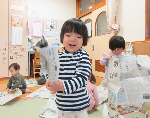 新聞紙遊びの様子