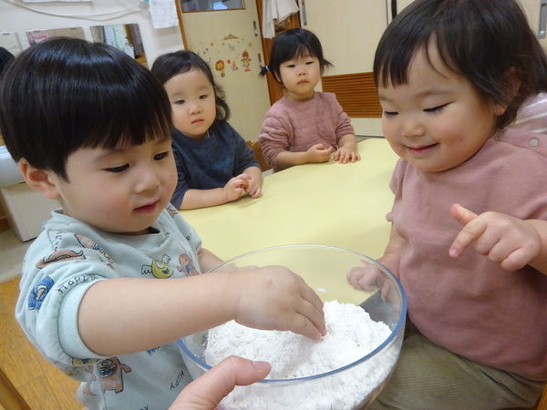 小麦粉粘土を楽しみ子ども (1)