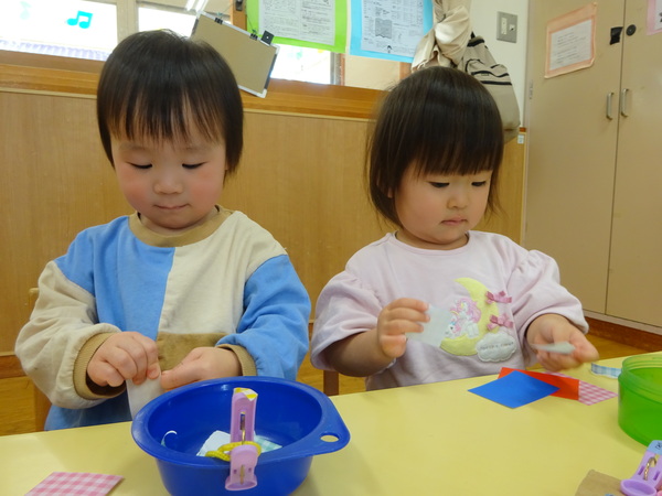 製作を楽しむ子どもDSC04593 (4)