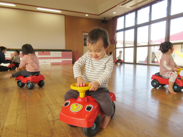 コンビカーで遊ぶ様子 